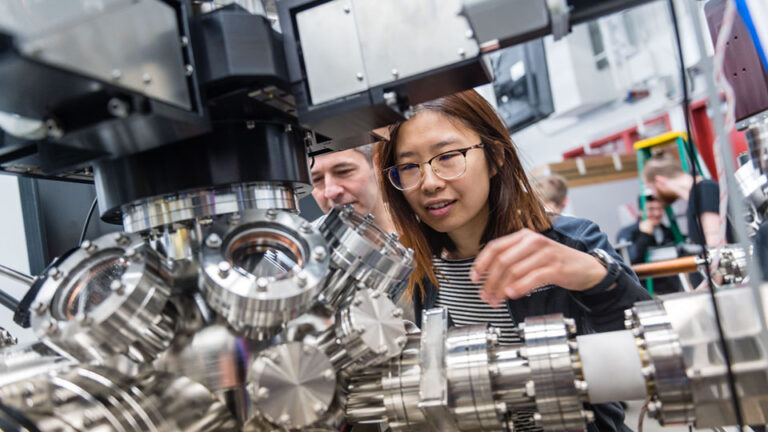 MengXing Na and Andrea Damascelli in the ARPES lab at UBC